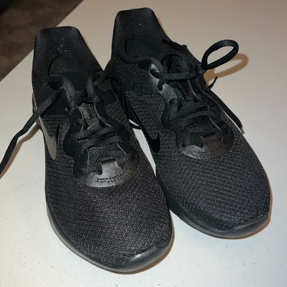 NWOT BLACK NIKES SIZE 7